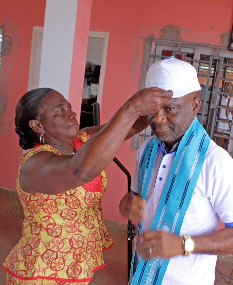 Le Président sortant Camarade Inza Soumahoro  avec la casquette , le Polo , l'écharpe 2AE-CEGI